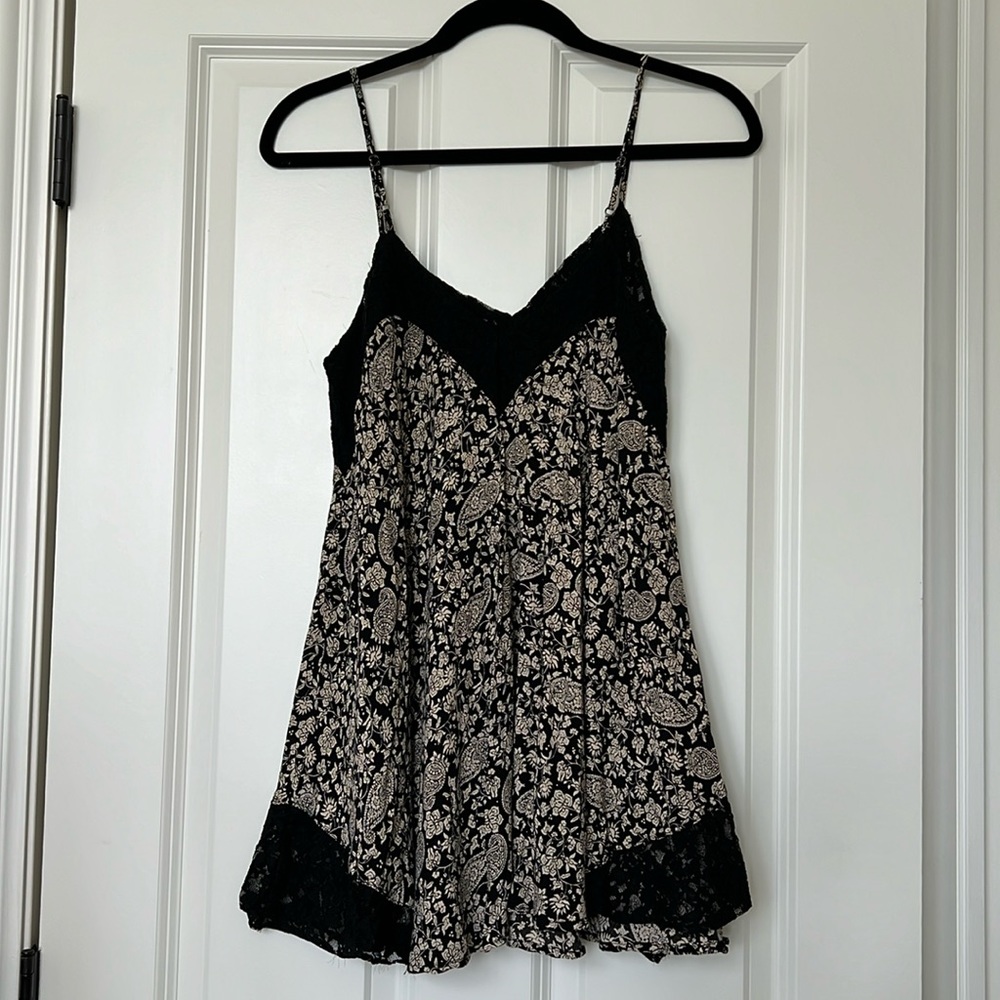 Beautiful flowy floral nightgown
style mini dress